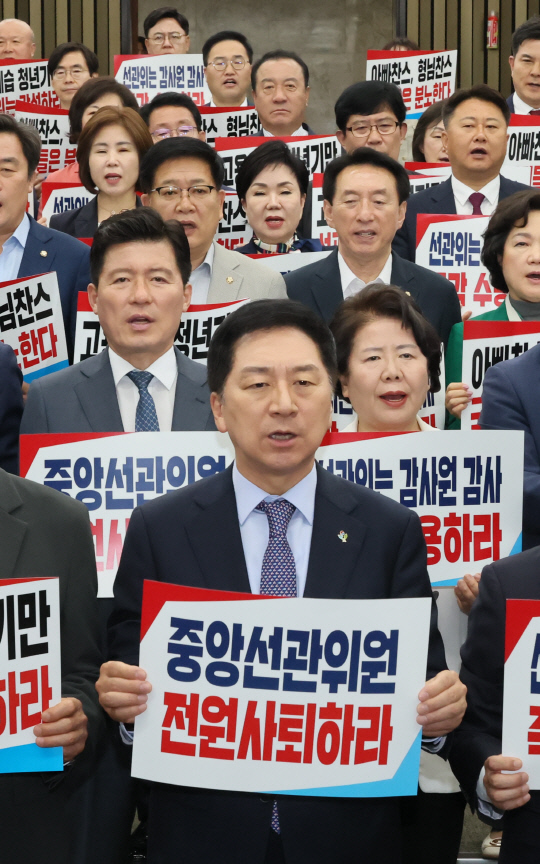 김기현(앞줄 가운데) 국민의힘 대표와 당 소속 의원들이 지난 6월5일 오후 국회에서 열린 긴급 의원총회에서 중앙선관위의 감사원 감사 수용과 중앙선관위원 전원 사퇴 등을 촉구하는 구호를 외치고 있다.<연합뉴스>